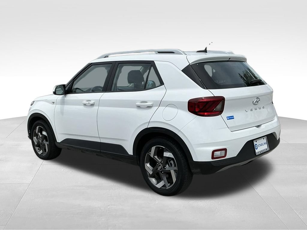 Used 2025 Hyundai Venue SEL FWD image 4