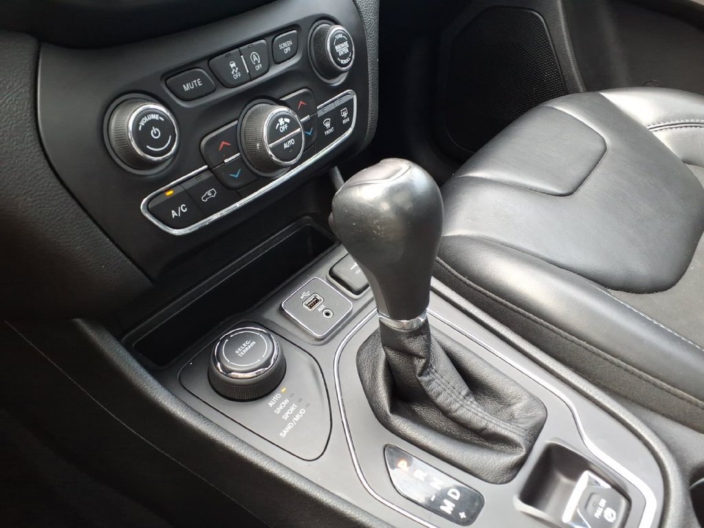 Used 2019 Jeep Cherokee Latitude Plus w/ Comfort/Convenience Group AWD/4WD image 12