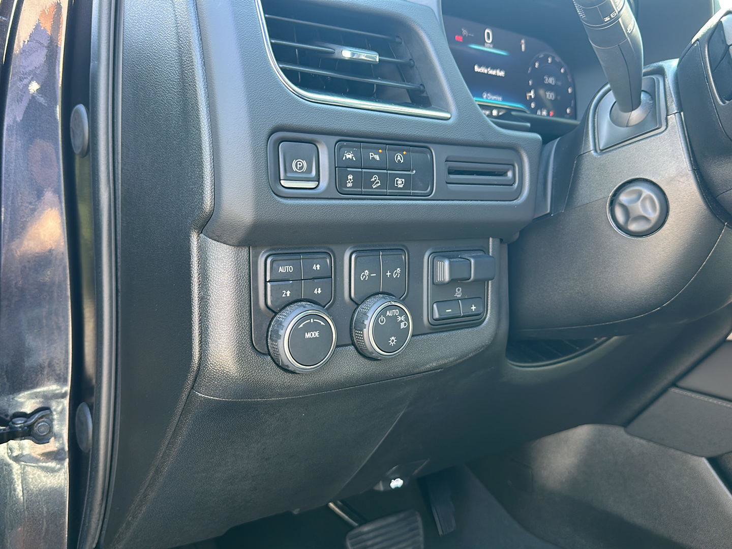Used 2023 Chevrolet Tahoe Z71 w/ Luxury Package AWD/4WD image 15