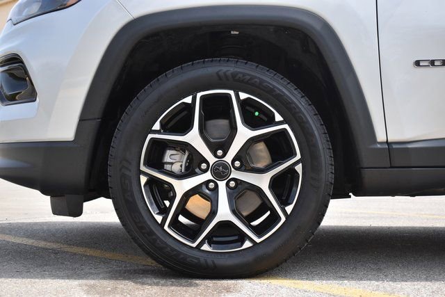 Used 2025 Jeep Compass Limited AWD/4WD image 12