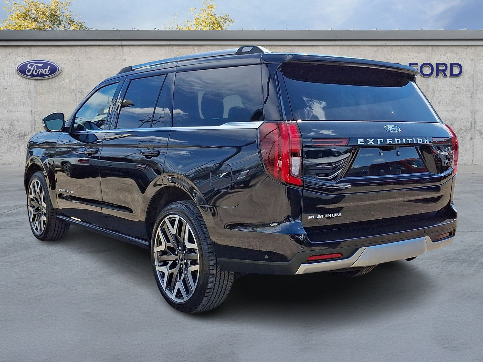 Certified 2025 Ford Expedition Platinum w/ Platinum Ultimate Package AWD/4WD image 4