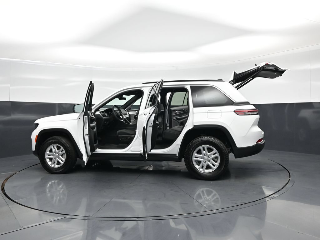 Used 2025 Jeep Grand Cherokee Laredo w/ Luxury Tech Group I AWD/4WD image 29