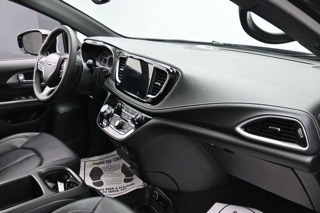 Used 2025 Chrysler Pacifica Select FWD image 29