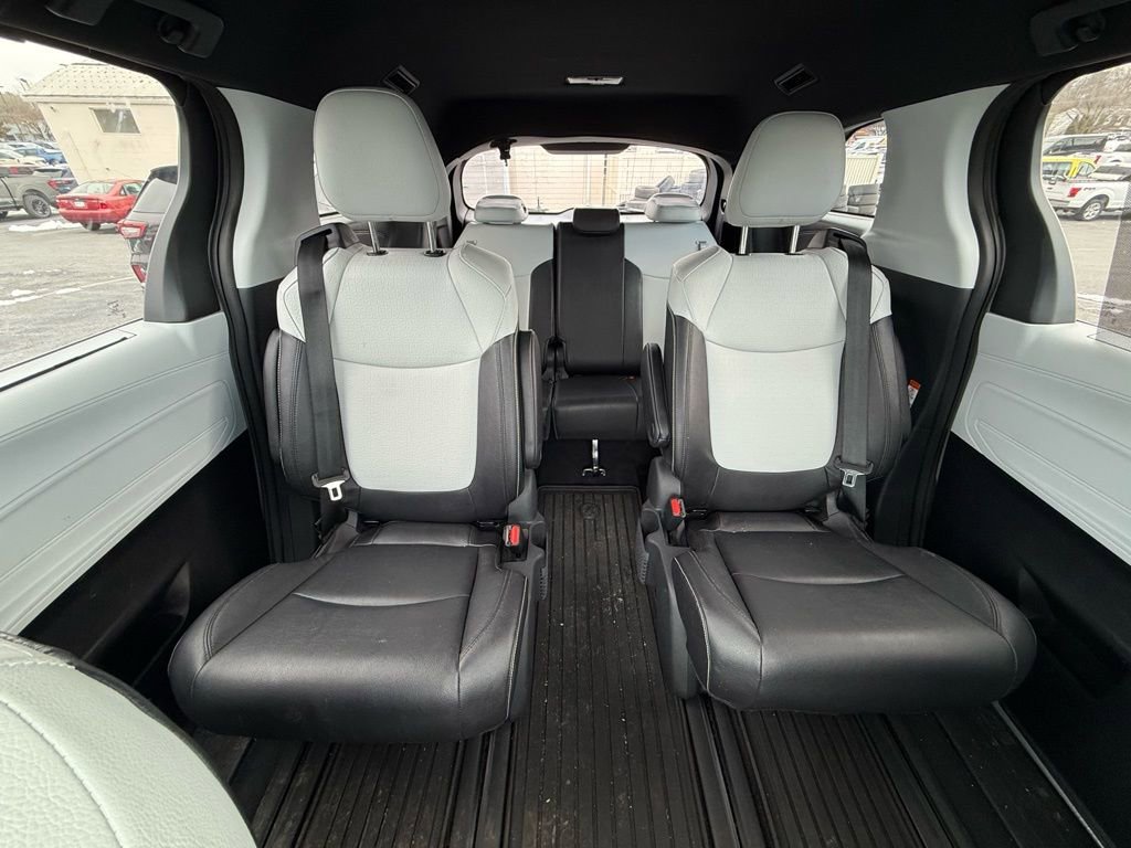 Used 2025 Toyota Sienna XSE w/ XSE Plus Package image 16