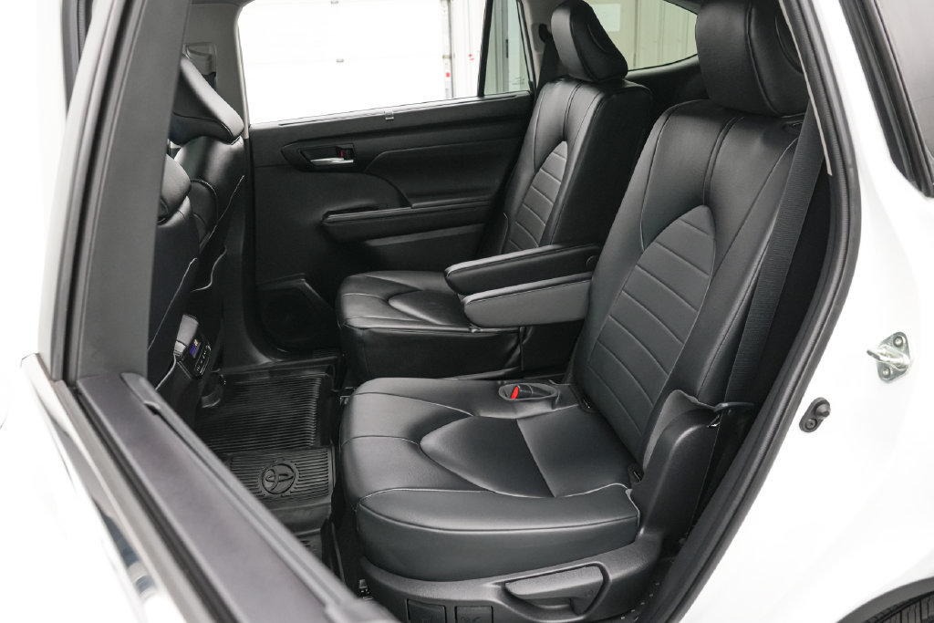 Used 2023 Toyota Highlander XLE AWD/4WD image 19