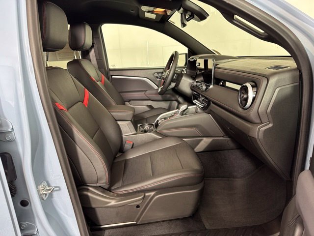 Used 2025 Chevrolet Colorado Z71 AWD/4WD image 4
