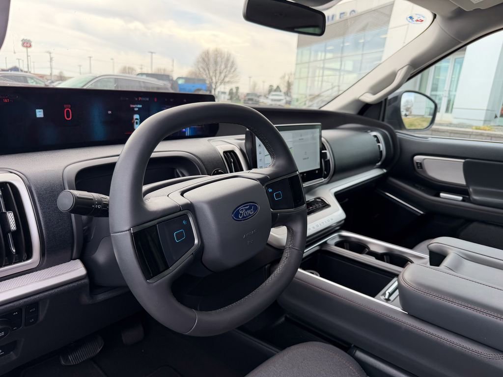 Certified 2025 Ford Expedition Active image 9