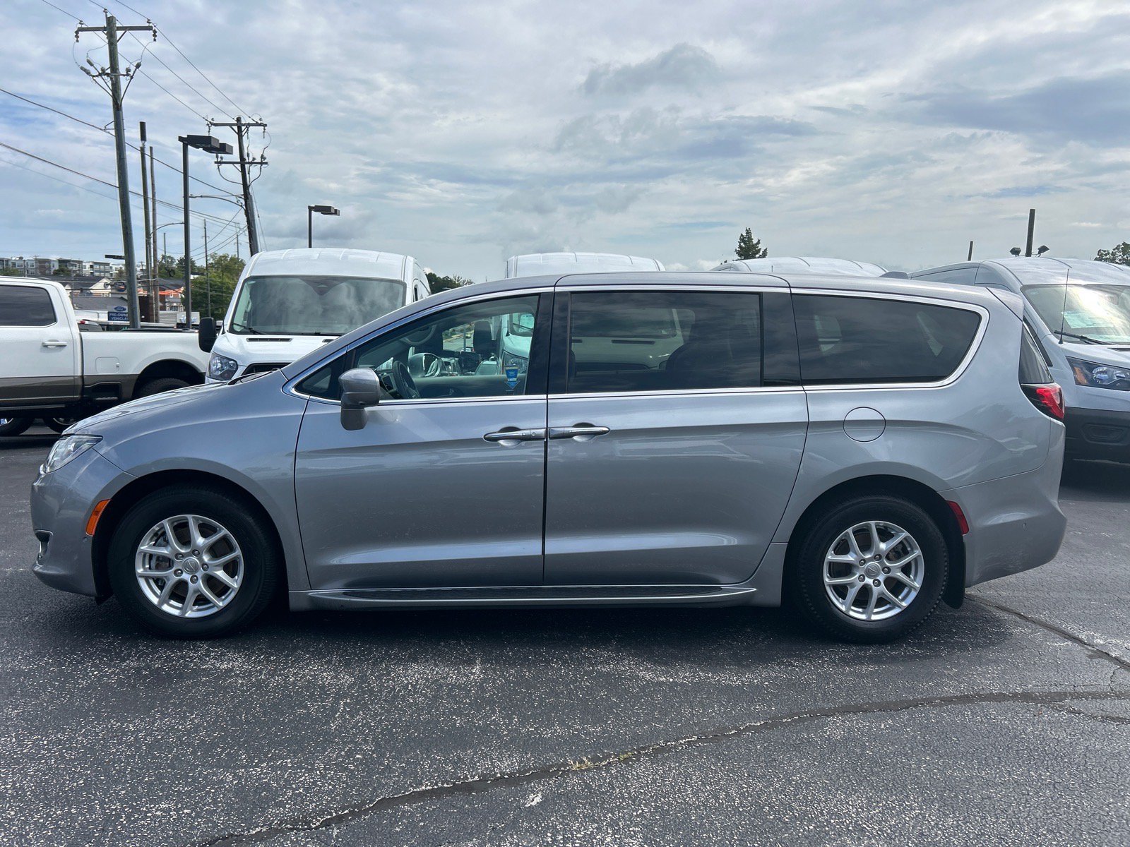 Used 2020 Chrysler Pacifica Touring w/ Advanced Safetytec Group FWD image 4