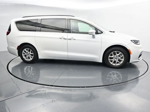 Used 2022 Chrysler Pacifica Touring-L FWD image 12