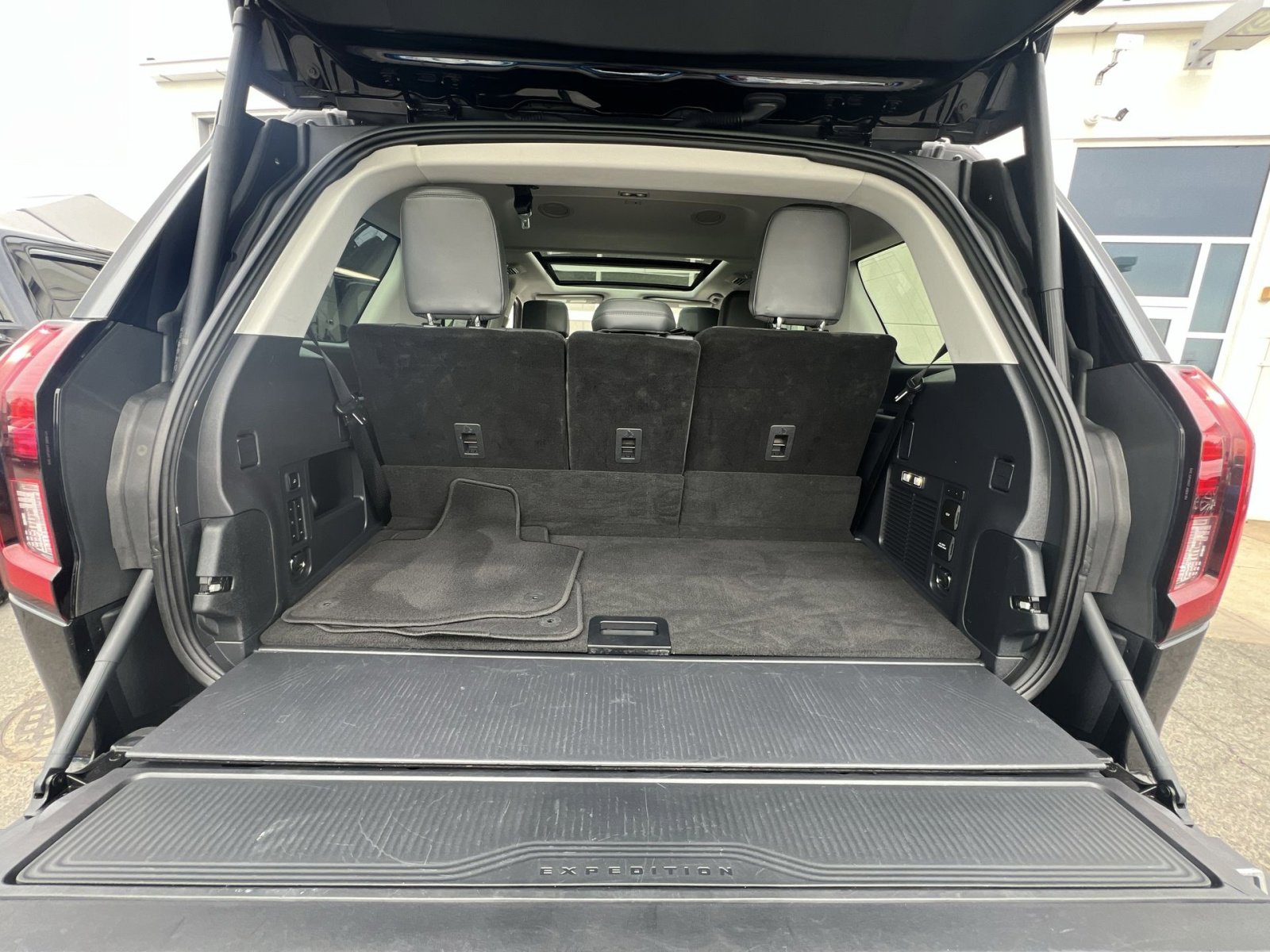 Certified 2025 Ford Expedition Active AWD/4WD image 35