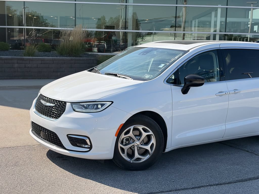 Used 2024 Chrysler Pacifica Limited FWD image 2