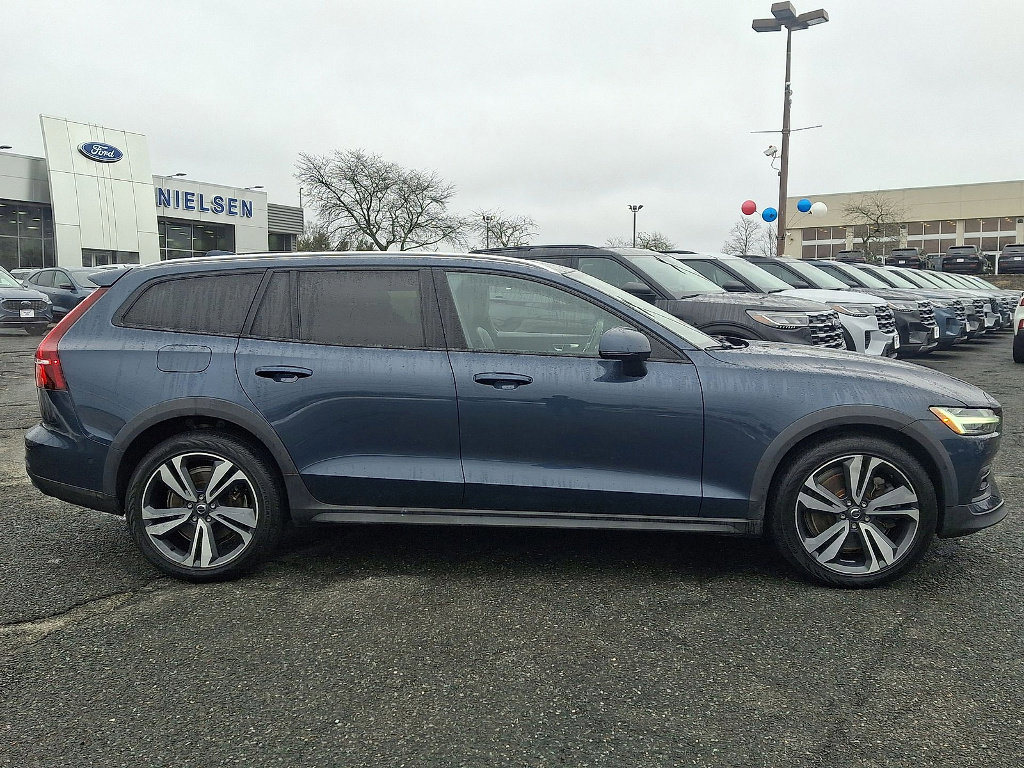 Used 2023 Volvo V60 B5 Cross Country Plus image 8