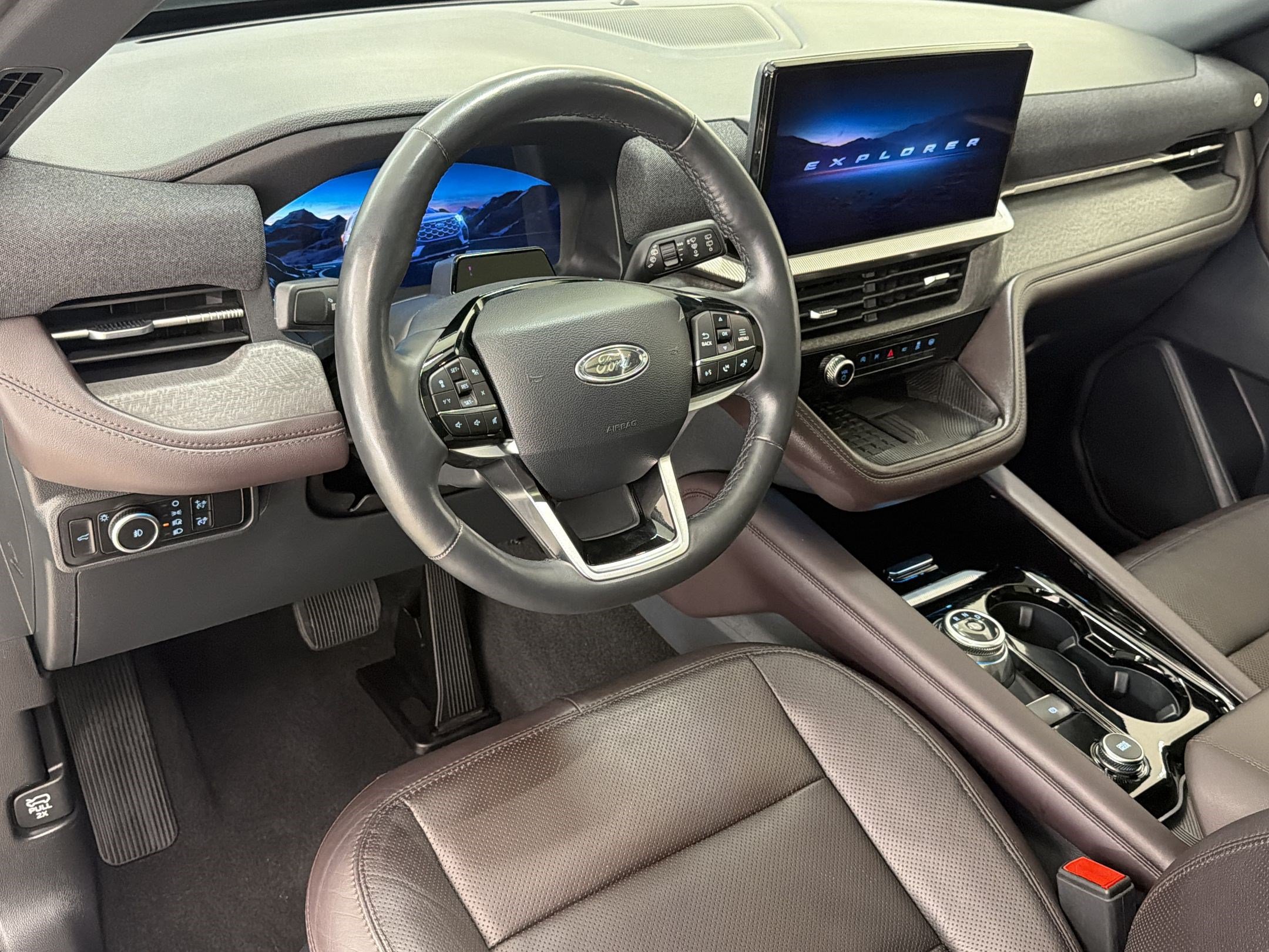 Certified 2025 Ford Explorer Platinum w/ LUX Leather Package AWD/4WD image 4