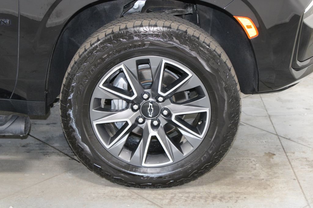 Used 2023 Chevrolet Suburban Z71 w/ Luxury Package image 16