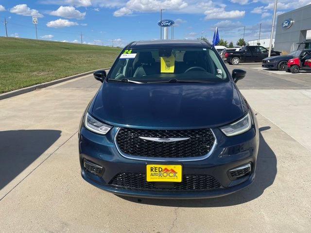Used 2024 Chrysler Pacifica Touring-L FWD image 9