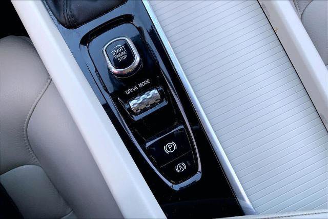Used 2020 Volvo XC60 T5 Momentum image 33