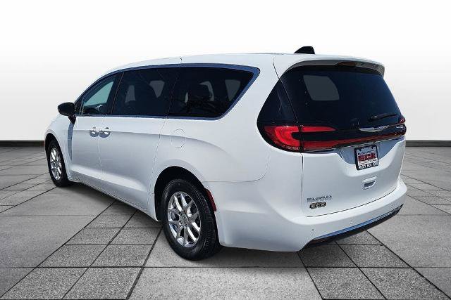 Used 2024 Chrysler Pacifica Touring-L FWD image 7