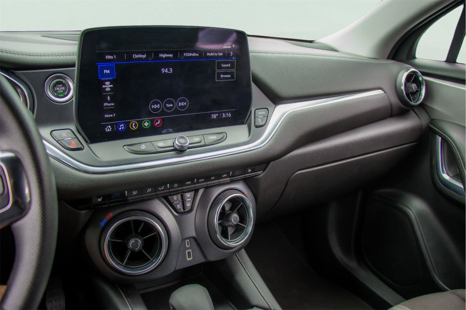 Used 2025 Chevrolet Blazer LT FWD image 11