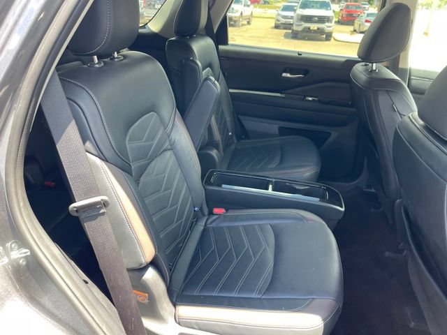 Used 2023 Nissan Pathfinder Platinum FWD image 24