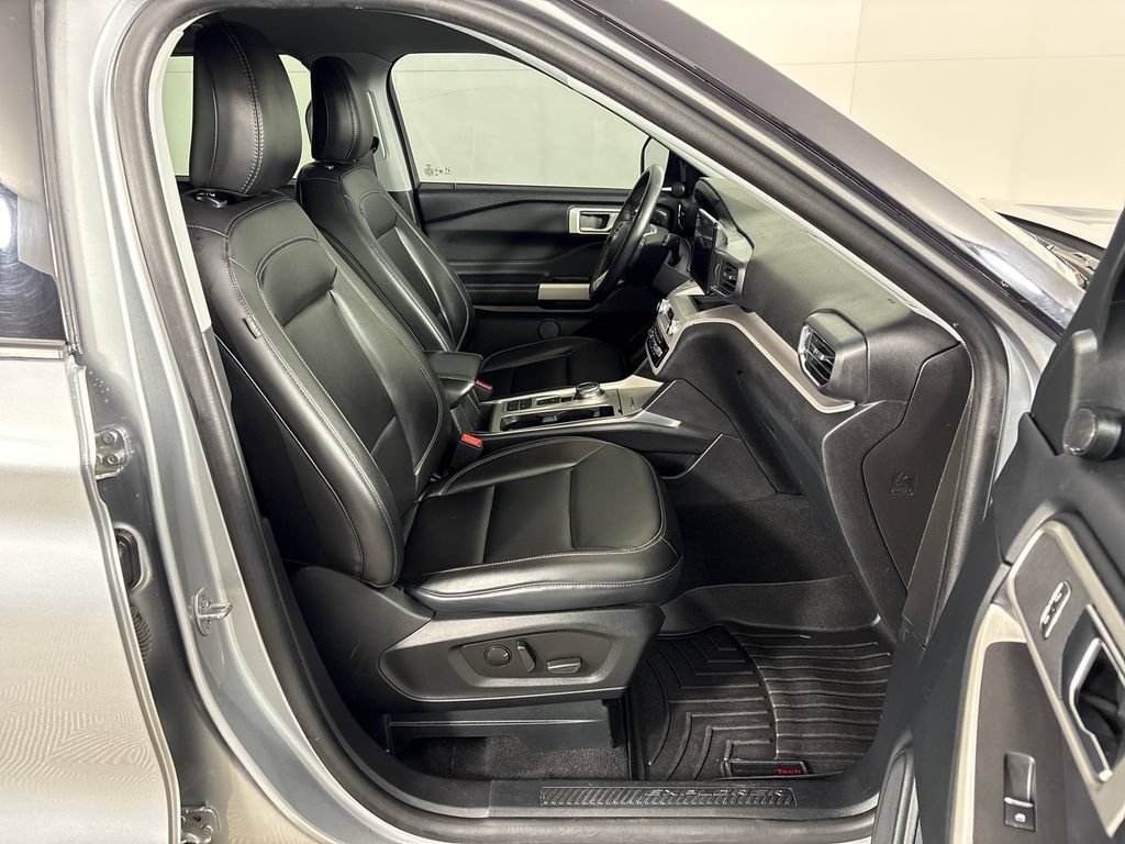 Certified 2024 Ford Explorer XLT w/ Equipment Group 202A RWD image 6