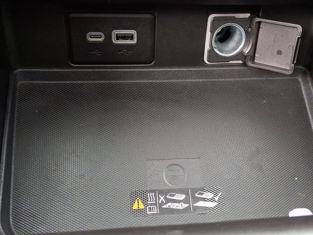 Used 2022 Chevrolet Suburban Z71 w/ Luxury Package image 28