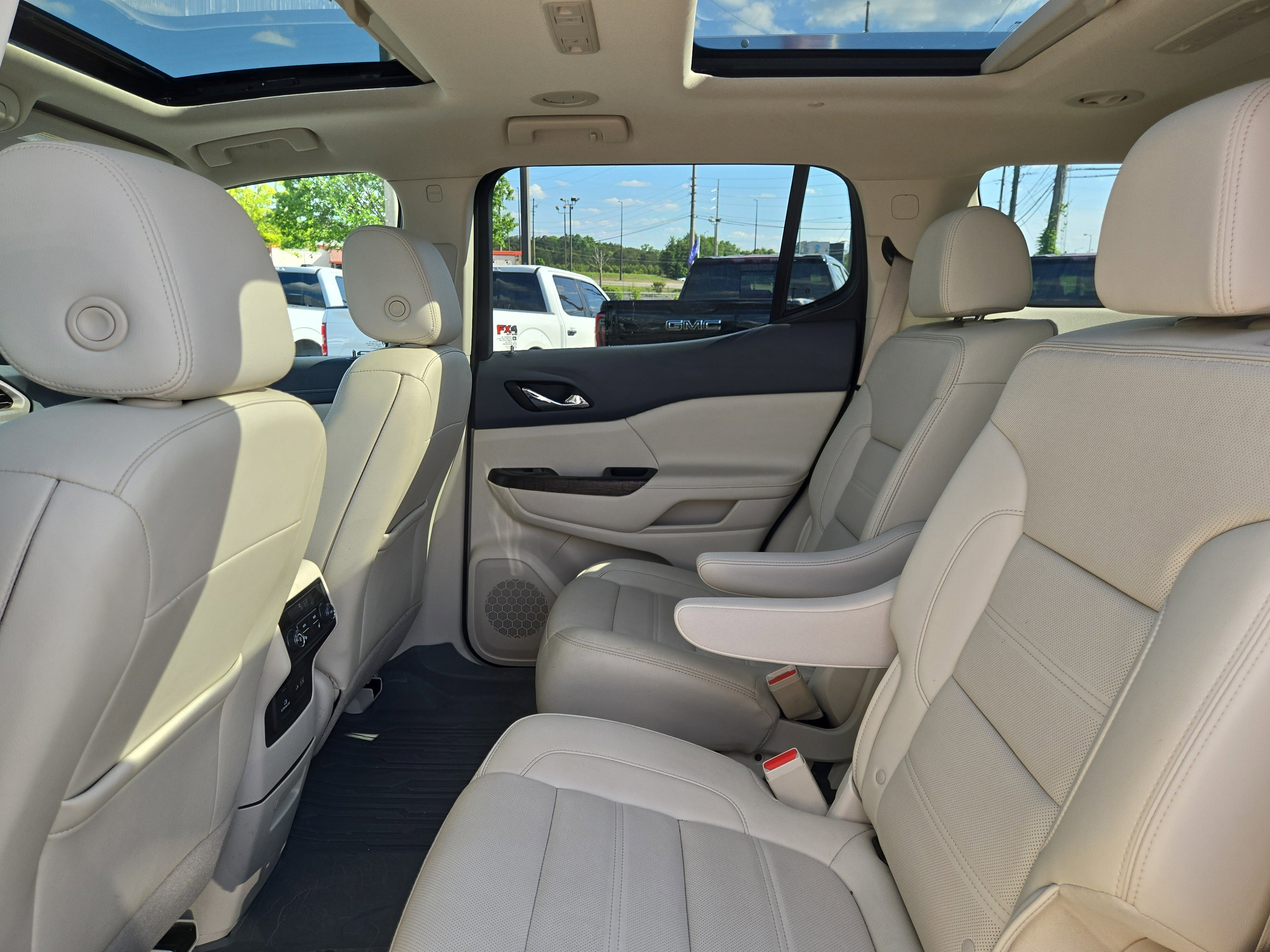 Used 2023 GMC Acadia Denali w/ Denali Technology Package FWD image 15