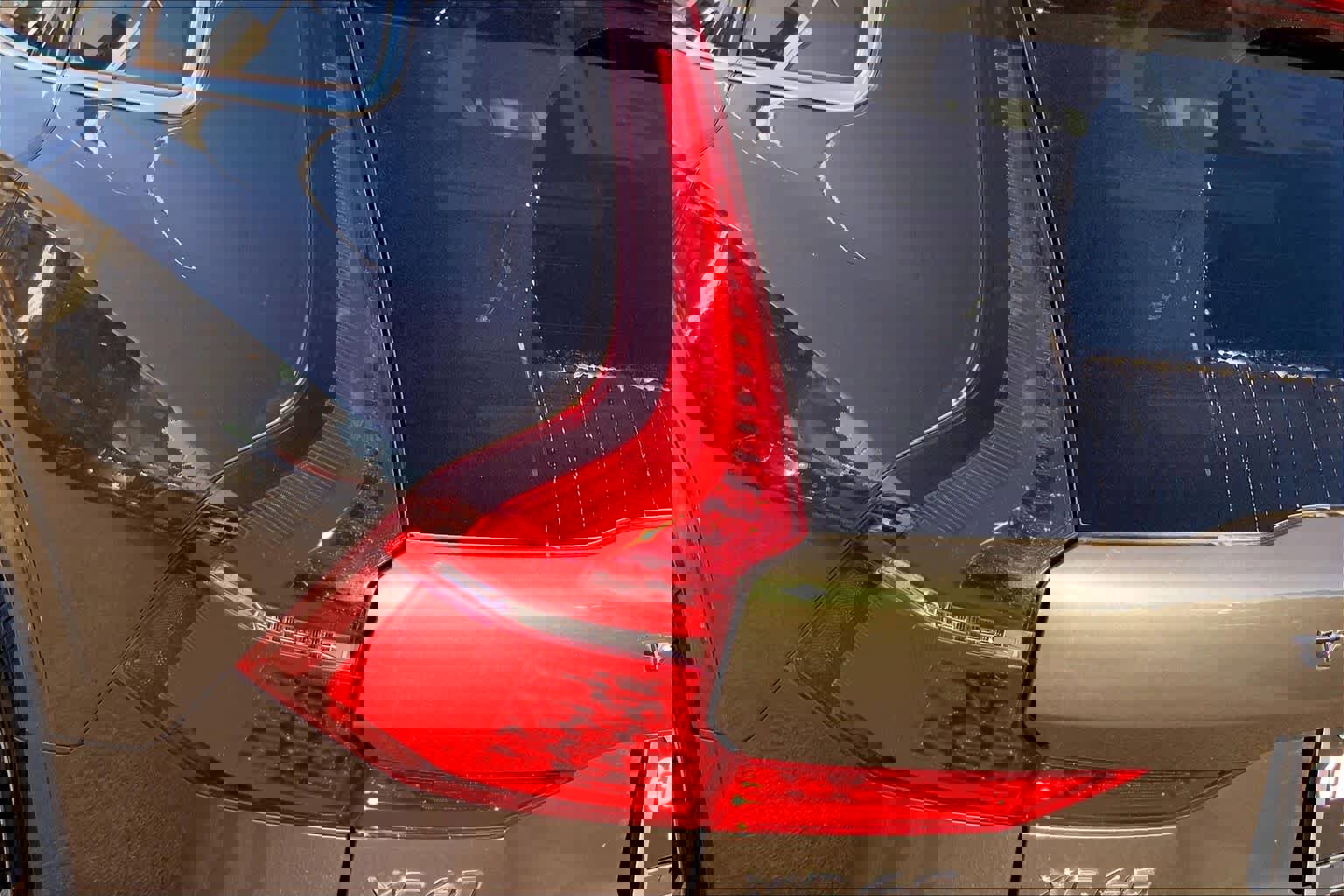 Used 2022 Volvo XC60 B5 Momentum w/ Protection Package Premier image 28