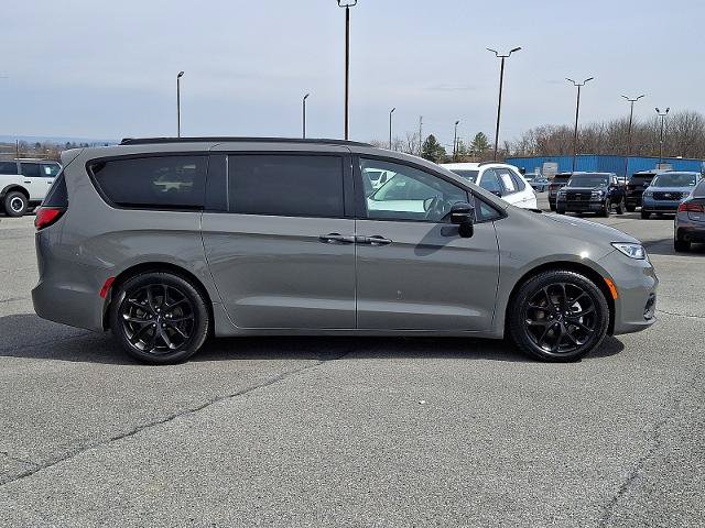 Used 2025 Chrysler Pacifica Limited FWD image 7