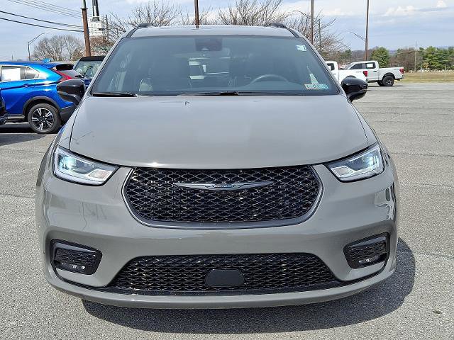 Used 2025 Chrysler Pacifica Limited image 7