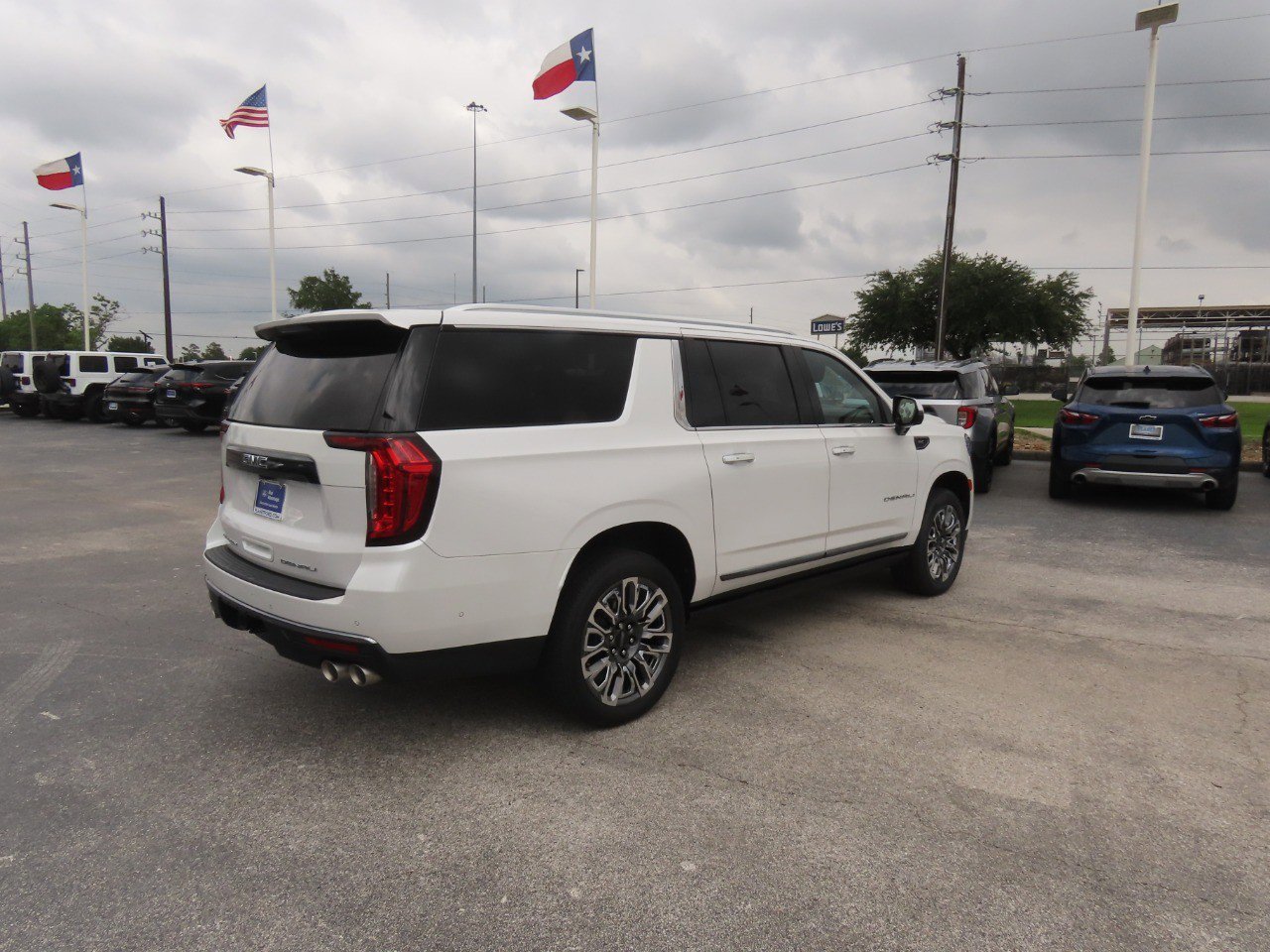 Used 2023 GMC Yukon XL Denali Ultimate AWD/4WD image 9