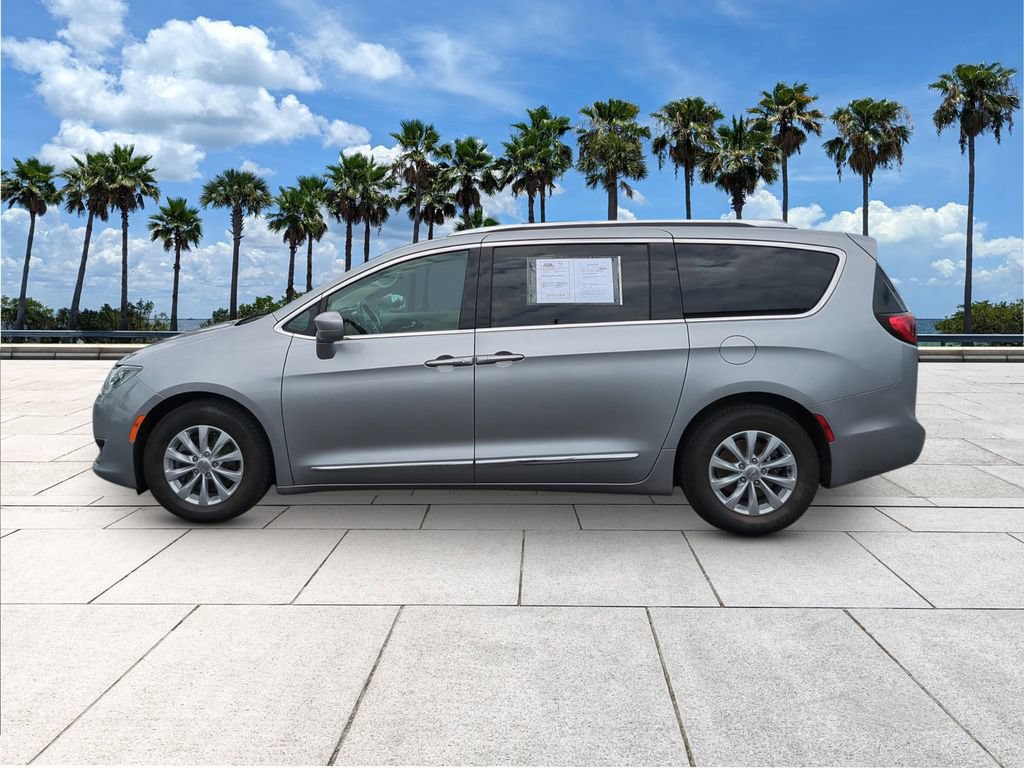 Used 2018 Chrysler Pacifica Touring-L FWD image 4