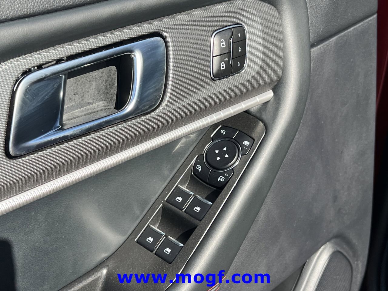 Certified 2025 Ford Explorer ST-Line w/ Premium Package AWD/4WD image 18