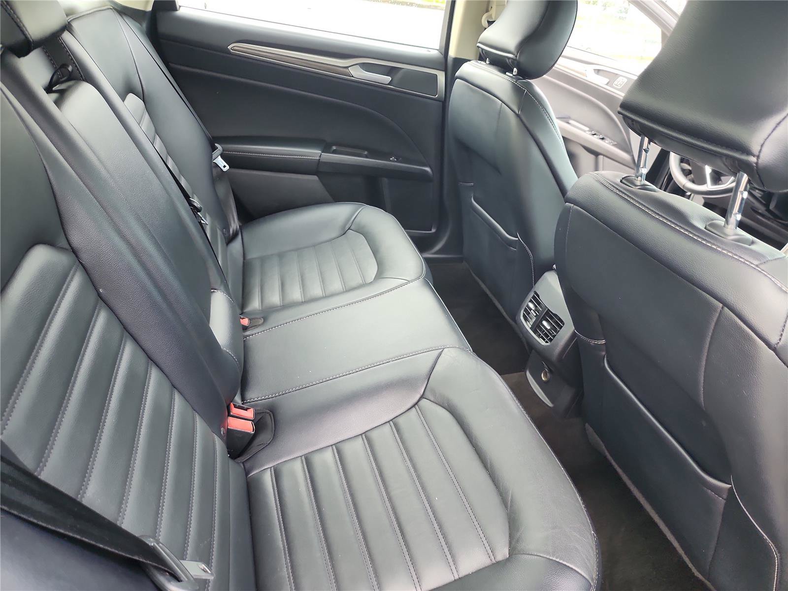 Certified 2018 Ford Fusion SE w/ Fusion SE Technology Package FWD image 16