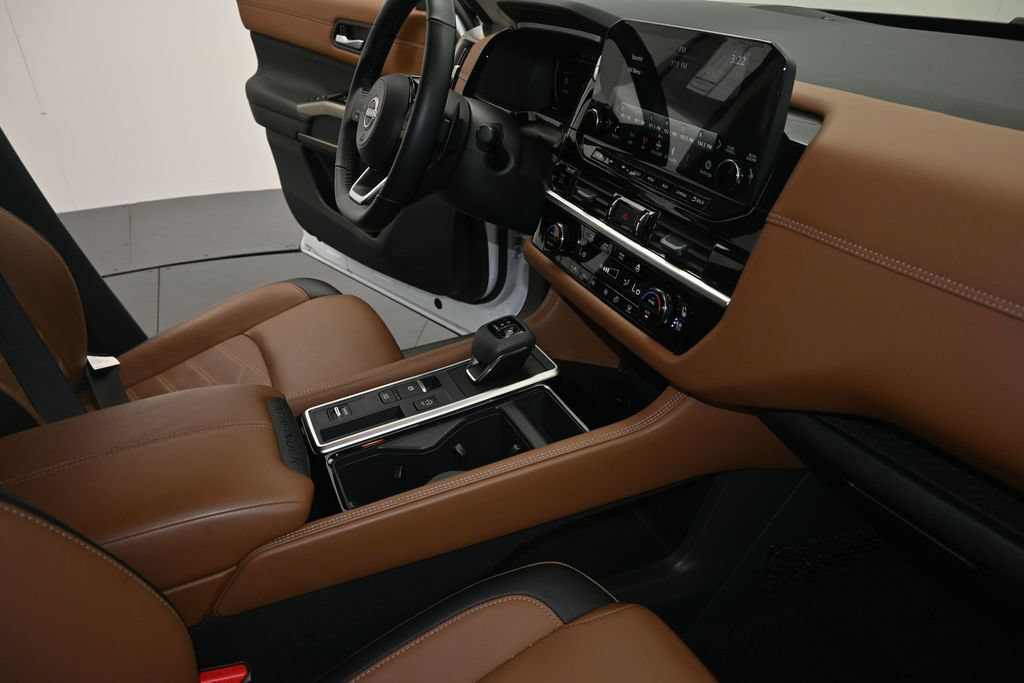 Used 2025 Nissan Pathfinder Platinum FWD image 13