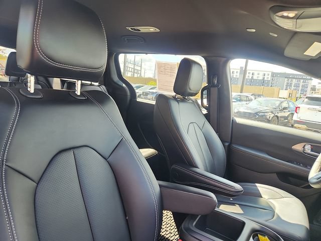 Used 2025 Chrysler Voyager LX FWD image 33
