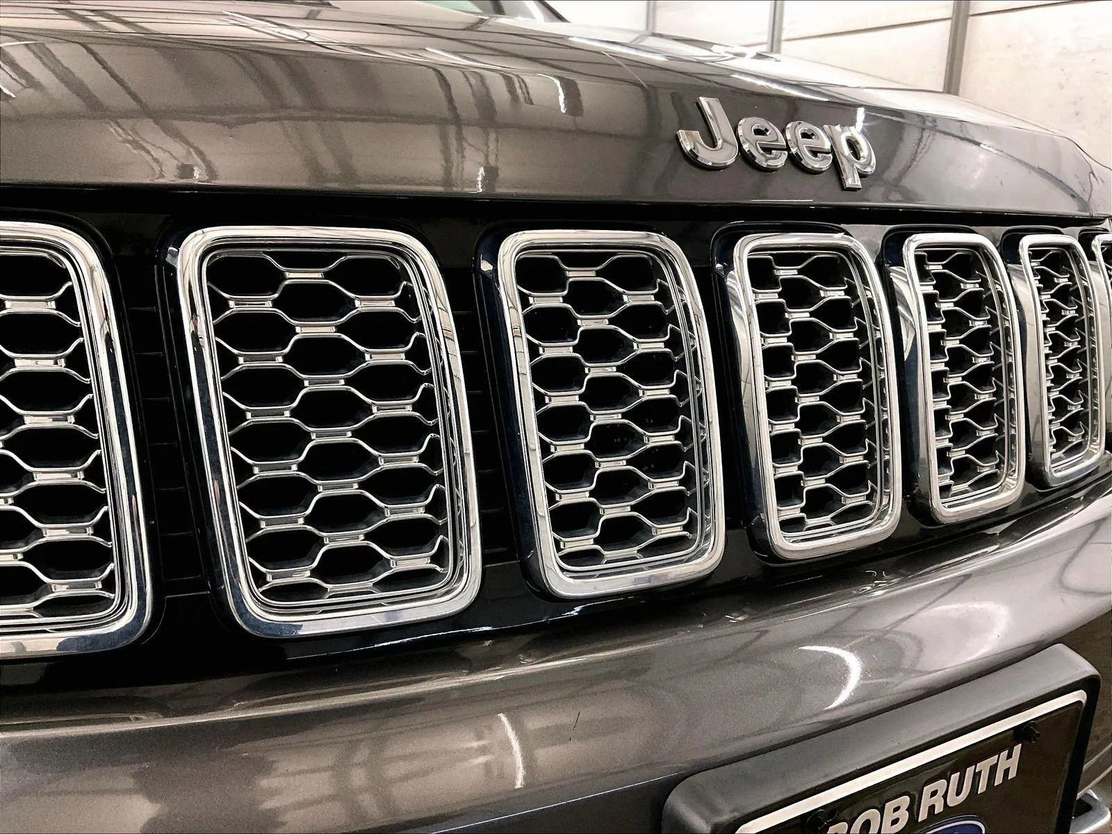 Used 2019 Jeep Grand Cherokee Overland AWD/4WD image 29