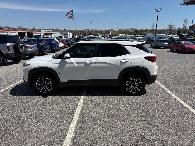 Used 2025 Chevrolet TrailBlazer LT image 2