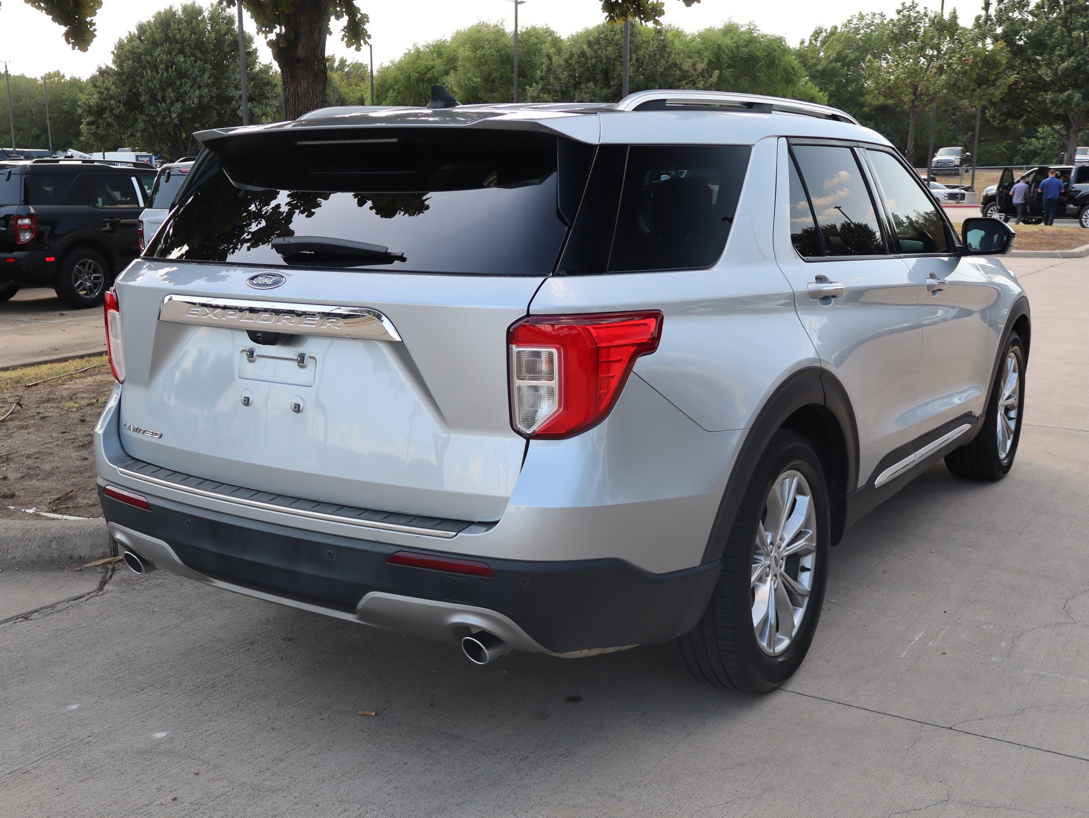 Certified 2022 Ford Explorer Limited RWD image 3