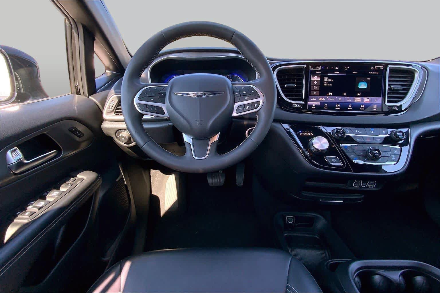 Used 2025 Chrysler Pacifica Select FWD image 6