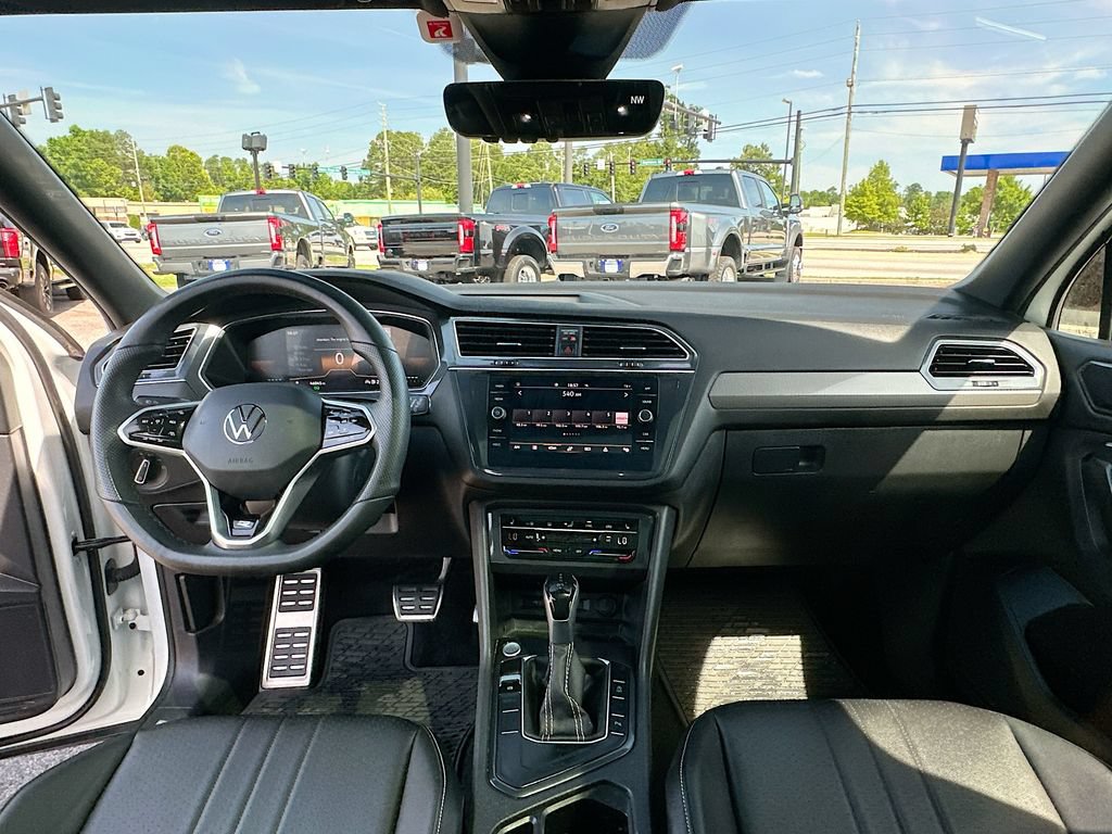 Used 2024 Volkswagen Tiguan SE R-Line FWD image 3