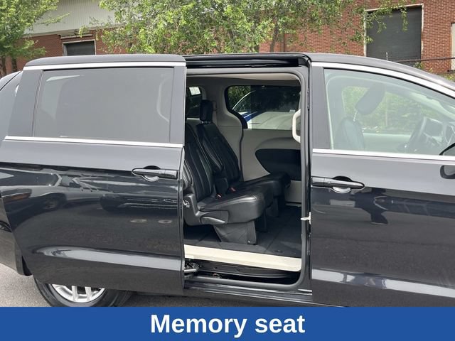 Used 2023 Chrysler Pacifica Touring-L FWD image 26