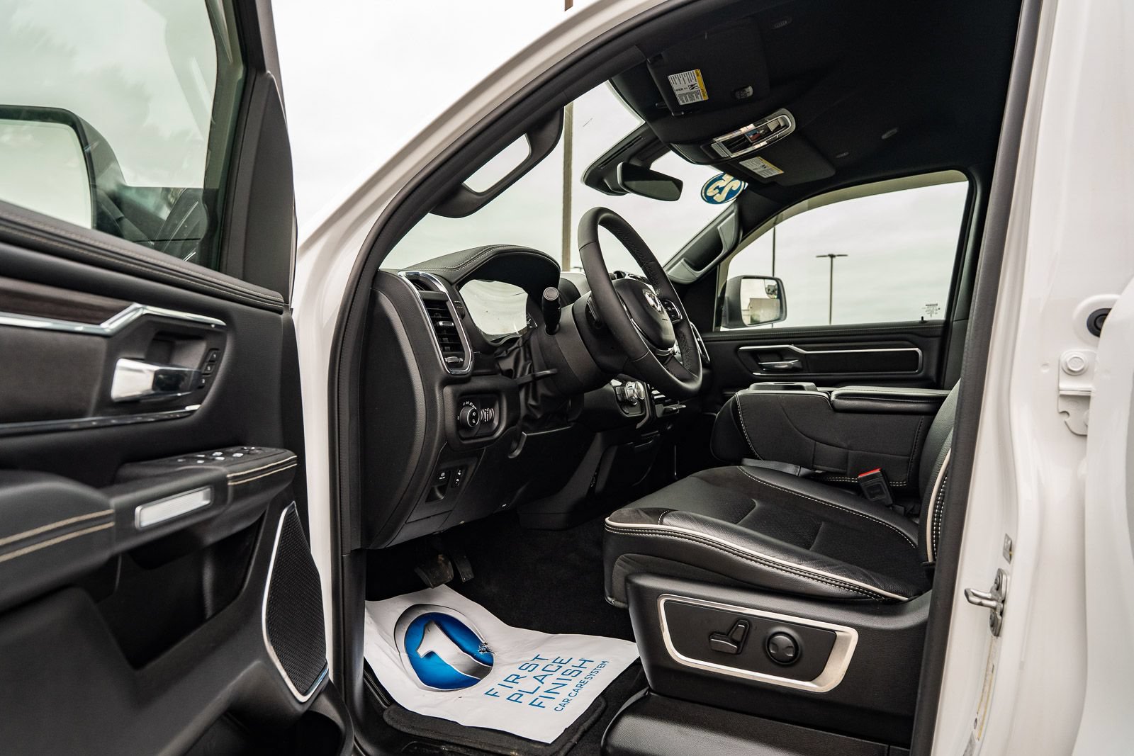 Used 2025 RAM 1500 Laramie AWD/4WD image 18