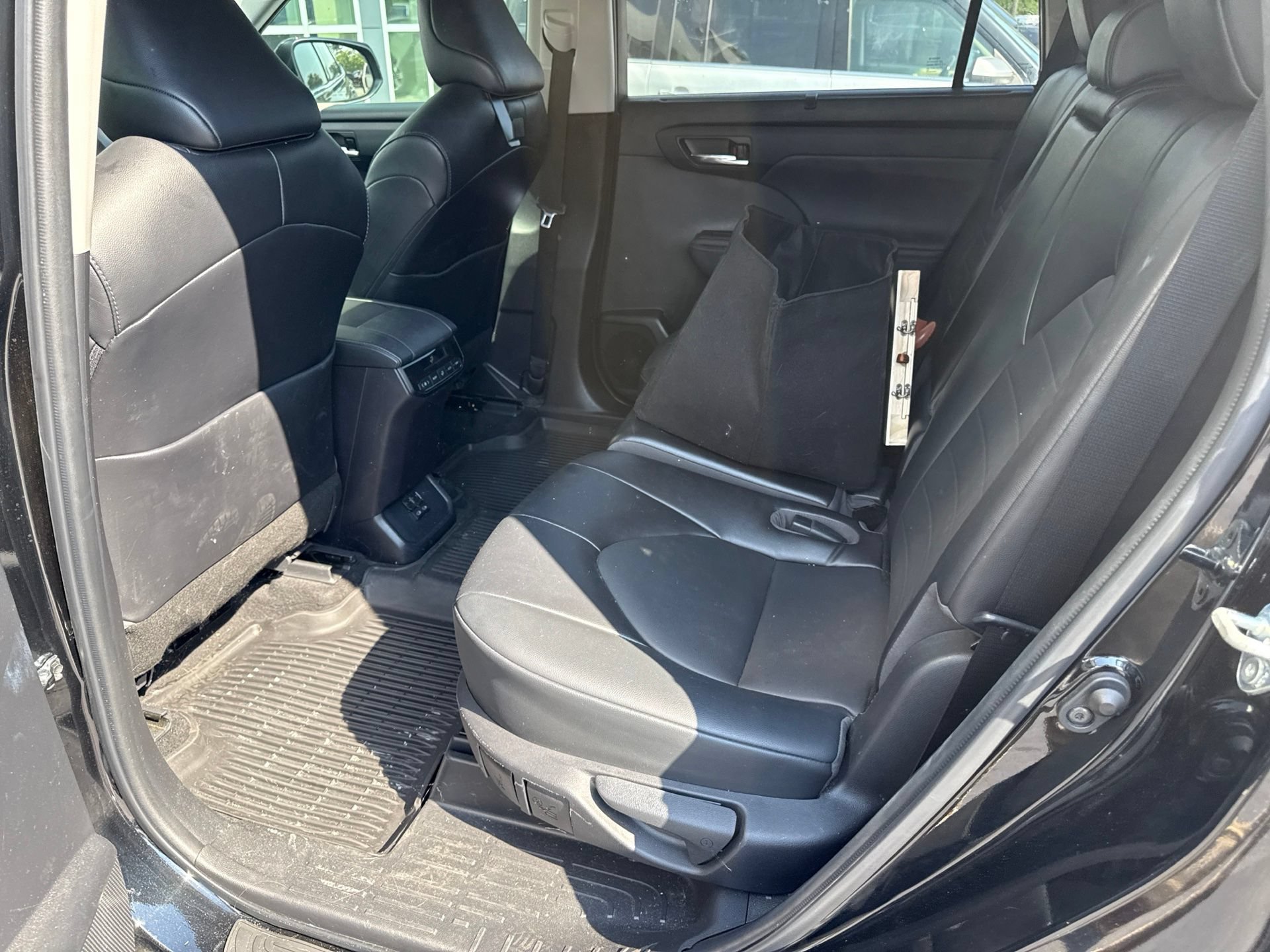 Used 2022 Toyota Highlander XLE FWD image 11