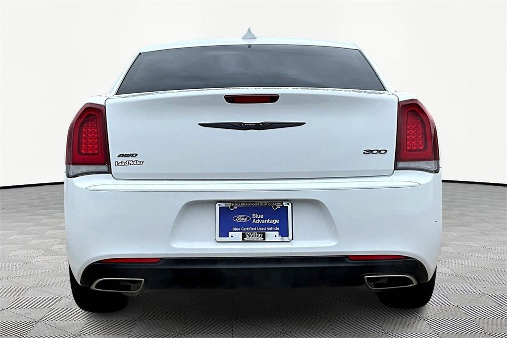 Used 2022 Chrysler 300 Touring w/ Sport Appearance Package image 3