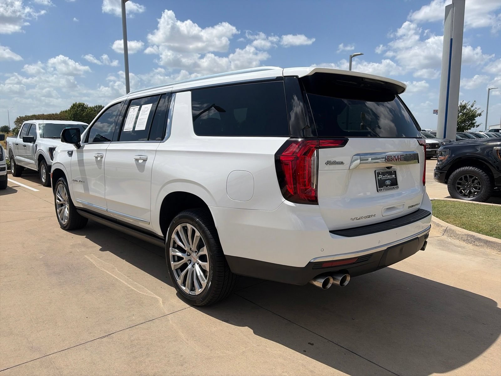 Used 2023 GMC Yukon XL Denali RWD image 3