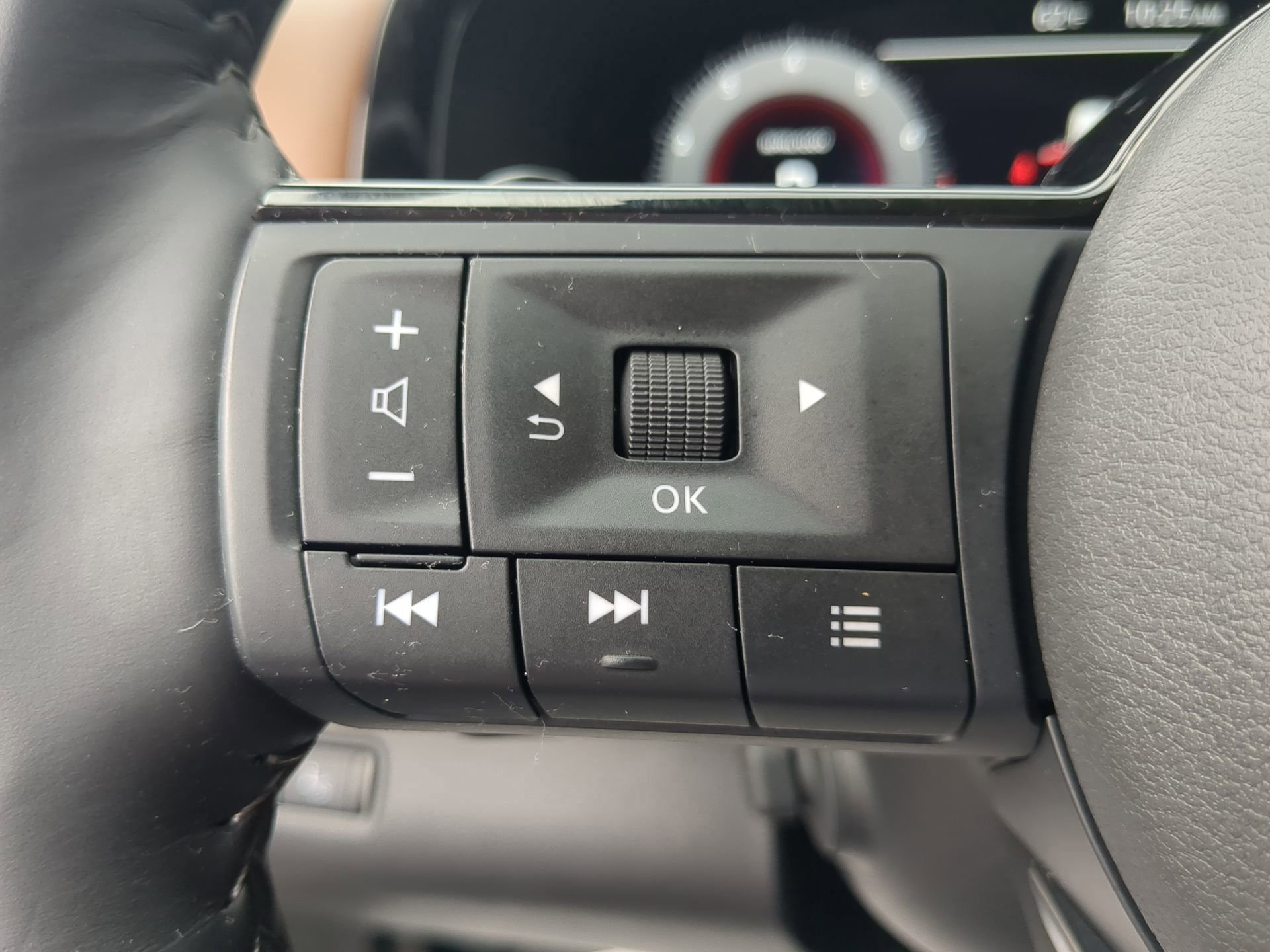 Used 2024 Nissan Pathfinder Platinum image 59