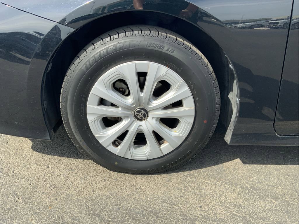 Used 2019 Toyota Prius L Eco w/ Carpet Mat Package image 25