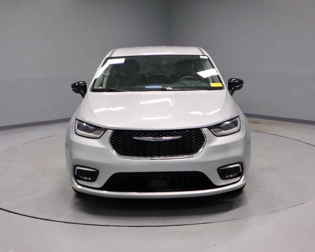 Used 2024 Chrysler Pacifica Touring-L FWD image 5