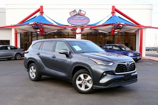 Used 2024 Toyota Highlander LE image 1