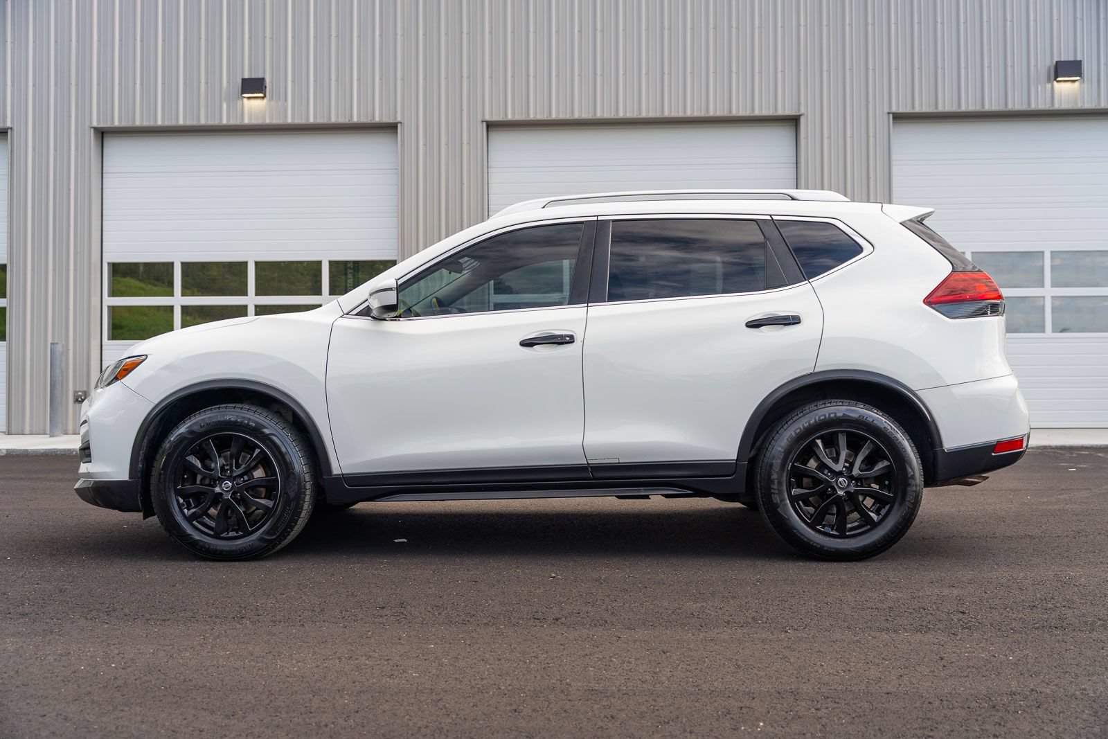 Used 2018 Nissan Rogue SV FWD image 4